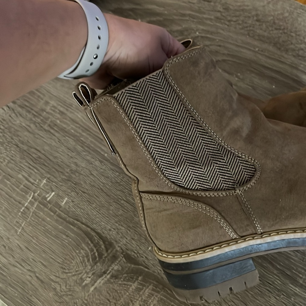 Boots - Picture 3 of 9